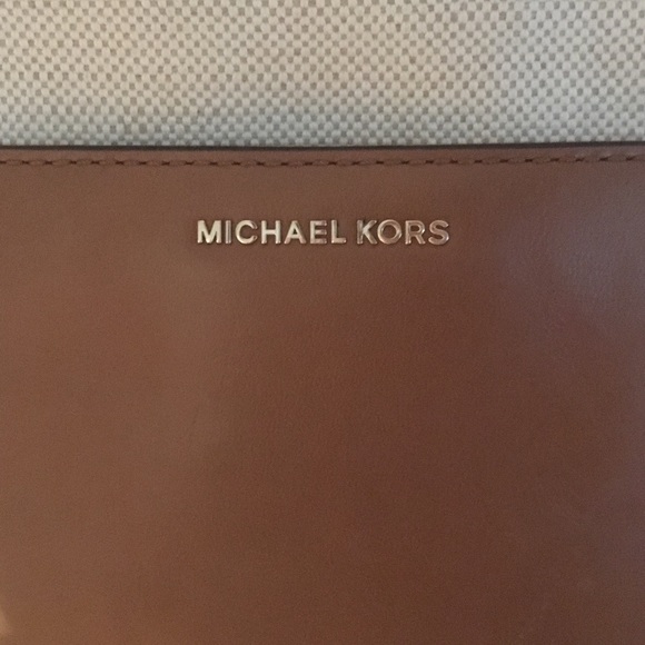 Micheal Kors cross body Purse - Picture 3 of 3